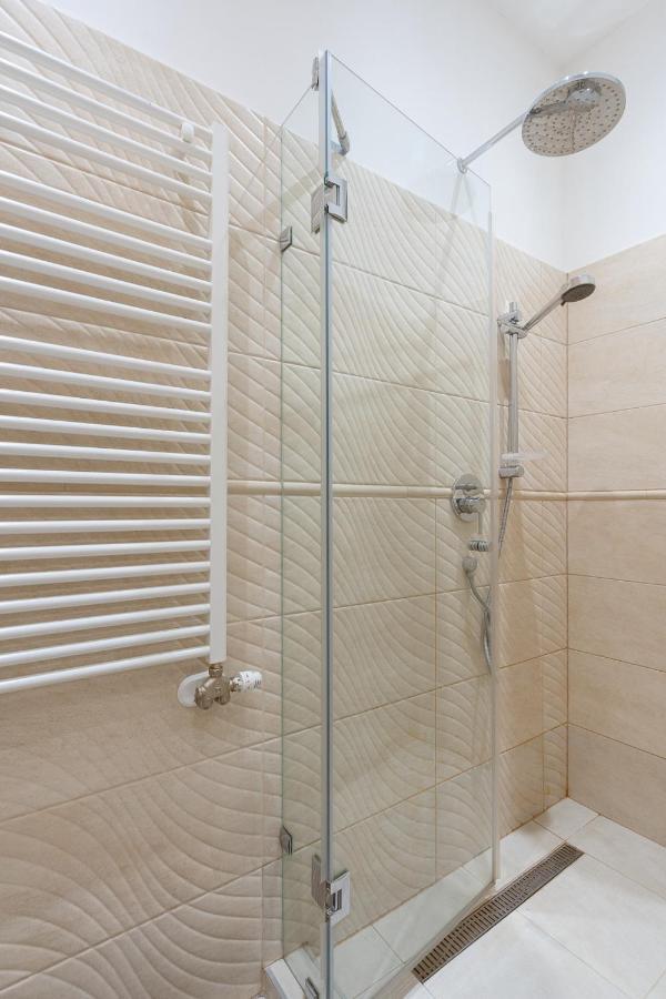Garys Bright And Spacious Two Bedroom Flat Near Danube بودابست المظهر الخارجي الصورة