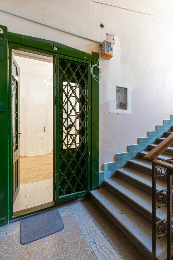 Garys Bright And Spacious Two Bedroom Flat Near Danube بودابست المظهر الخارجي الصورة